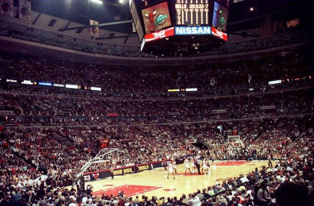 United Center der Chicago Bulls während der Play Off Finals 1997 1998 - (CHI98061008) Basketball Herren NBA 1997 1998, Playoffs, Playoff, Play Offs, Off, Finale, Endspiel, Finals, Finalserie, Einzelbild United Center Chicago Basketball Herren NBA 1997 1998, Playoffs, Playoff, Play Offs, Off, Finale, Endspiel, Finals, Finalserie, Einzelbild United Center Chicago