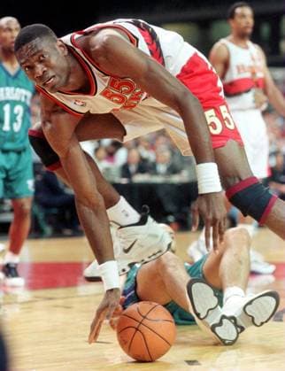 Dikembe Mutombo (Atlanta Hawks) stolpert -  (ATL98021801) Basketball Herren NBA 1997 1998, Atlanta Hawks Einzelbild Vneg Atlanta Basketball Herren NBA 1997 1998, Atlanta Hawks Einzelbild Vneg Atlanta