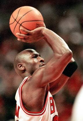 Michael Jordan (Chicago Bulls) am Ball -  (CHI980111901) Basketball Herren NBA 1997 1998, Chicago Bulls Einzelbild Chicago Basketball Herren NBA 1997 1998, Chicago Bulls Einzelbild Chicago