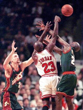 Michael Jordan (Chicago Bulls, Mitte) im Duell -  (CHI98011301) Basketball Herren NBA 1997 1998, Chicago Bulls - Seattle SuperSonics Gruppe Chicago Basketball Herren NBA 1997 1998, Chicago Bulls - Seattle SuperSonics Gruppe Chicago