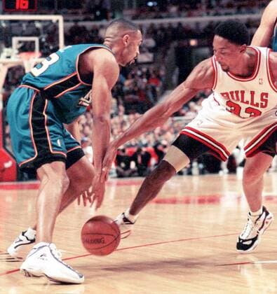 Grant Hill (Detroit Pistons, li.) gegen Scottie Pippen (Chicago Bulls) -  (CHI98021203) Basketball Herren NBA 1997 1998, Chicago Bulls - Detroit Pistons Gruppe Chicago Basketball Herren NBA 1997 1998, Chicago Bulls - Detroit Pistons Gruppe Chicago
