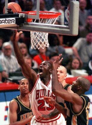 Michael Jordan (Chicago Bulls, Mitte) im Duell - (CHI98052701) Basketball Herren NBA 1997 1998, Playoff, Playoffs, Play Off, Offs, Chicago Bulls - Indiana Pacers Gruppe Chicago Basketball Herren NBA 1997 1998, Playoff, Playoffs, Play Off, Offs, Chicago Bulls - Indiana Pacers Gruppe Chicago