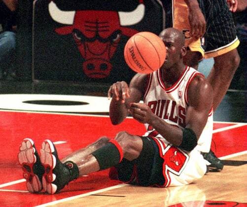 Michael Jordan (Chicago Bulls) am Boden - (CHI98053103) Basketball Herren NBA 1997 1998, Playoff, Playoffs, Play Off, Offs, Chicago Bulls - Indiana Pacers Einzelbild Chicago Basketball Herren NBA 1997 1998, Playoff, Playoffs, Play Off, Offs, Chicago Bulls - Indiana Pacers Einzelbild Chicago