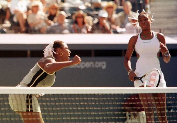 Serena Williams (li.) und Schwester Venus (beide USA) jubeln -  (NYP99091201) Tennis Damen US Open 1999, Grand Slam, WTA Tour, Finale, Endspiel, Finalspiel Gruppe Flushing Meadow, Meadows New York, NY, N Y Freude, Begeisterung, Tennis Damen US Open 1999, Grand Slam, WTA Tour, Finale, Endspiel, Finalspiel Gruppe Flushing Meadow, Meadows New York, NY, N Y Freude, Begeisterung,