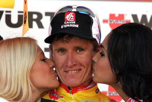 Vladimir Efimkin (Rußland Caisse d Epargne) empfängt im gelben Trikot des Gesamtführenden bei der Tour de Suisse 2007 Siegerküsse Radsport Herren Tour de Suisse 2007, ProTour, Straßenradsport, Straße, Rad Gruppe 6. Etappe: Giubiasco - Crans Montana Radsport Herren Tour de Suisse 2007, ProTour, Straßenradsport, Straße, Rad Gruppe 6. Etappe: Giubiasco - Crans Montana