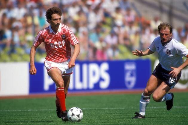 Sergei Aleinikov (UdSSR, li.) gegen Steve McMahon (England) Fußball Länderspiel Herren EM 1988, Nationalmannschaft, Nationaltrikot SU - England 3:1, Gruppe 2, Vdia Gruppe Frankfurt M. Dynamik, Fußball Länderspiel Herren EM 1988, Nationalmannschaft, Nationaltrikot SU - England 3:1, Gruppe 2, Vdia Gruppe Frankfurt M. Dynamik,