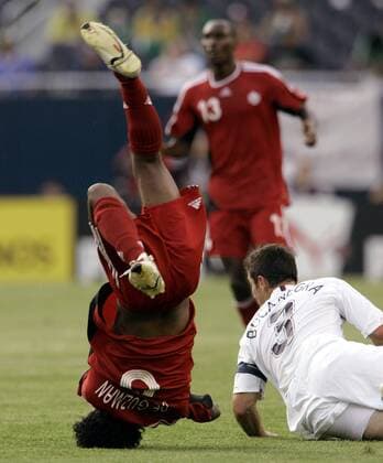 Julian de Guzman (Kanada, li.) landet nach dem Duell mit Carlos Bocanegra (USA) auf dem Kopf - (CHI2007062115) Fußball Länderspiel Herren CONCACAF Gold Cup 2007, Goldcup, Nationalteam, Nationaltrikot, Halbfinale, USA - Kanada 2:1 Gruppe Chicago Dynamik, Fußball Länderspiel Herren CONCACAF Gold Cup 2007, Goldcup, Nationalteam, Nationaltrikot, Halbfinale, USA - Kanada 2:1 Gruppe Chicago Dynamik,