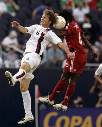 Michael Bradley (USA, li.) gegen Julian De Guzman (Kanada) - (CHI2007062116) Fußball Länderspiel Herren CONCACAF Gold Cup 2007, Goldcup, Nationalteam, Nationaltrikot, Halbfinale, USA - Kanada 2:1 Gruppe Chicago Dynamik, Fußball Länderspiel Herren CONCACAF Gold Cup 2007, Goldcup, Nationalteam, Nationaltrikot, Halbfinale, USA - Kanada 2:1 Gruppe Chicago Dynamik,