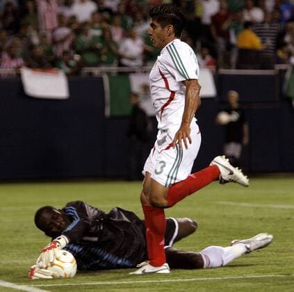 Carlos Salcido (Mexiko, vorn) gegen Torwart Franck Grandel (Guadeloupe) - (CHI2007062123) Fußball Länderspiel Herren CONCACAF Gold Cup 2007, Goldcup, Nationalteam, Nationaltrikot, Halbfinale, Mexiko - Guadeloupe 1:0 Gruppe Chicago Abwehr, Dynamik, Fußball Länderspiel Herren CONCACAF Gold Cup 2007, Goldcup, Nationalteam, Nationaltrikot, Halbfinale, Mexiko - Guadeloupe 1:0 Gruppe Chicago Abwehr, Dynamik,