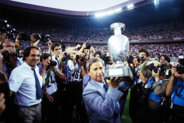 Europameister 1984 Frankreich - Nationaltrainer Michel Hidalgo mit dem Coupe Henri Delaunay inmitten der Fotografen Fußball Länderspiel Herren EM 1984, Nationalmannschaft, Finale Endspiel, Vdia Totale Parc des Princes Prinzenpark Prinzenparkstadion Paris Freude, Begeisterung, Fußball Länderspiel Herren EM 1984, Nationalmannschaft, Finale Endspiel, Vdia Totale Parc des Princes Prinzenpark Prinzenparkstadion Paris Freude, Begeisterung,