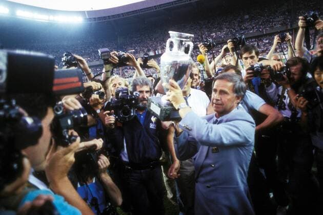 Fußball, EM Finale 1984 in Paris, Frankreich - Spanien Europameister 1984 Frankreich - Nationaltrainer Michel Hidalgo mit dem Coupe Henri Delaunay inmitten der Fotografen Fußball Länderspiel Herren EM 1984, Nationalmannschaft, Finale Endspiel, Vdia Totale Paris Freude, Begeisterung, Fußball Länderspiel Herren EM 1984, Nationalmannschaft, Finale Endspiel, Vdia Totale Paris Freude, Begeisterung,