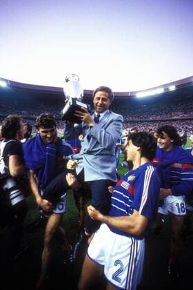 Fußball, EM Finale 1984 in Paris, Frankreich - Spanien Europameister 1984 Frankreich - Nationaltrainer Michel Hidalgo mit dem Coupe Henri Delaunay auf den Schultern seiner Spieler Manuel Amoros (vorn re.) und Yvon Le Roux (li.), Thierry Tusseau (re.) dahinter Fußball Länderspiel Herren EM 1984, Nationalmannschaft, Nationaltrikot, Finale Endspiel, Vdia Gruppe o0 Aufmacher Paris Freude, Begeisterung, Fußball Länderspiel Herren EM 1984, Nationalmannschaft, Nationaltrikot, Finale Endspiel, Vdia Gruppe o0 Aufmacher Paris Freude, Begeisterung,