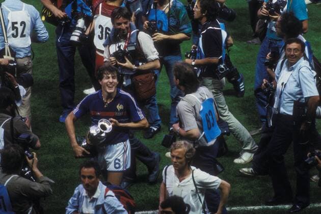 Fußball, EM Finale 1984 in Paris, Frankreich - Spanien Europameister 1984 Frankreich - Luis Fernandez mit dem Coupe Henri Delaunay inmitten der Fotografen Fußball Länderspiel Herren EM 1984, Nationalmannschaft, Nationaltrikot, Finale Endspiel, Vdia Gruppe Paris Freude, Begeisterung, Fußball Länderspiel Herren EM 1984, Nationalmannschaft, Nationaltrikot, Finale Endspiel, Vdia Gruppe Paris Freude, Begeisterung,
