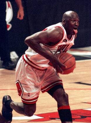 Michael Jordan (Chicago Bulls) am Ball - (CHI98061005) Basketball Herren NBA 1997 1998, Playoff, Playoffs, Play Offs, Finals, Final, Finalserie, Finale, Endspiel Einzelbild Chicago Basketball Herren NBA 1997 1998, Playoff, Playoffs, Play Offs, Finals, Final, Finalserie, Finale, Endspiel Einzelbild Chicago