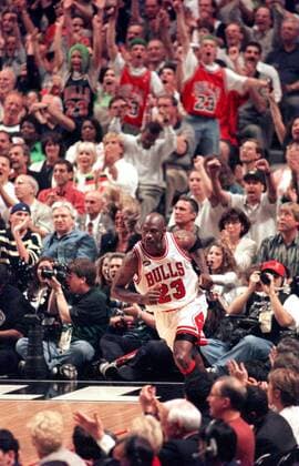 Michael Jordan (Chicago Bulls) wird von den Zuschauern angefeuert - (CHI98061203) Basketball Herren NBA 1997 1998, Playoff, Playoffs, Play Offs, Finals, Final, Finalserie, Finale, Endspiel Gruppe Chicago Freude, Begeisterung Basketball Herren NBA 1997 1998, Playoff, Playoffs, Play Offs, Finals, Final, Finalserie, Finale, Endspiel Gruppe Chicago Freude, Begeisterung