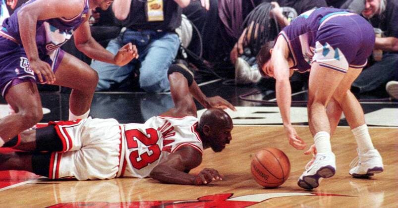 Michael Jordan (Chicago Bulls, Mitte) gegen Jeff Hornacek (Utah Jazz, re.) - (CHI98061306) Basketball Herren NBA 1997 1998, Playoff, Playoffs, Play Offs, Finals, Final, Finalserie, Finale, Endspiel Gruppe Chicago Dynamik, Basketball Herren NBA 1997 1998, Playoff, Playoffs, Play Offs, Finals, Final, Finalserie, Finale, Endspiel Gruppe Chicago Dynamik,