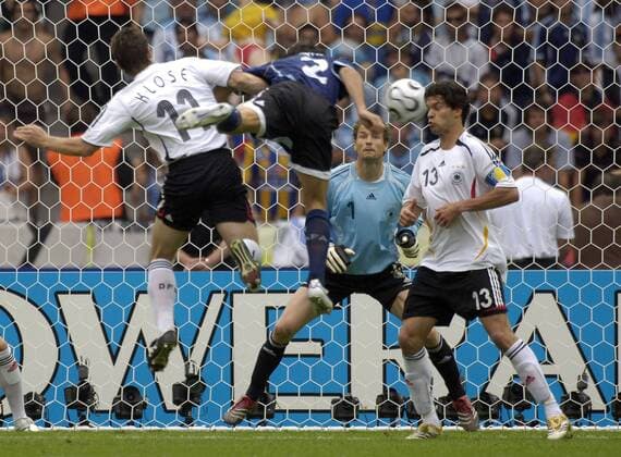 Miroslav Klose (Deutschland, li.) im Duell, re. Michael Ballack und in der Mitte Torwart Jens Lehmann (beide Deutschland) Fußball Länderspiel Herren WM 2006, Nationalteam, Nationalmannschaft, Nationaltrikot, Viertelfinale, Deutschland - Argentinien Gruppe Berlin Dynamik, Fußball Länderspiel Herren WM 2006, Nationalteam, Nationalmannschaft, Nationaltrikot, Viertelfinale, Deutschland - Argentinien Gruppe Berlin Dynamik,