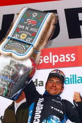 Vladimir Gusev (Rußland Discovery Channel) gewinnt nicht nur die 7. Etappe der Tour de Suisse 2007 sondern auch eine Kuhglocke Radsport Herren Tour de Suisse 2007, ProTour, Straßenradsport, Straße, Rad, Einzelbild o0 Schweiz landestypisch typical 7. Etappe: Ulrichen - Grimselpass Freude, Radsport Herren Tour de Suisse 2007, ProTour, Straßenradsport, Straße, Rad, Einzelbild o0 Schweiz landestypisch typical 7. Etappe: Ulrichen - Grimselpass Freude,