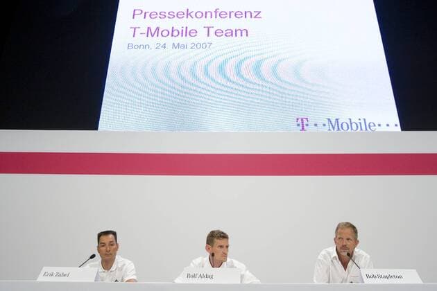 Erik Zabel (Gerolsteiner, li.), Teamchef Rolf Aldag (beide Deutschland, Mitte) und Teammanager Bob Stapleton (USA, beide T Mobile) während der Pressekonferenz zu den Dopingvergehen im ehemaligen Team Telekom Radsport Herren T Mobile Pressetermin 2007, Doping, Dopinggeständnis, gestehen, Eingeständnis Totale Bonn Radsport Herren T Mobile Pressetermin 2007, Doping, Dopinggeständnis, gestehen, Eingeständnis Totale Bonn