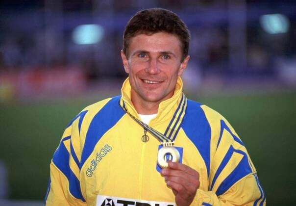 Sergej Bubka (Ukraine) - Weltmeister im Stabhochsprung 1995 präsentiert während der Siegerehrung seine Goldmedaille Leichtathletik WM Herren WM 1995, Stab, Stabhoch, Stabhochsprung, Vdia Einzelbild Göteborg Leichtathletik WM Herren WM 1995, Stab, Stabhoch, Stabhochsprung, Vdia Einzelbild Göteborg