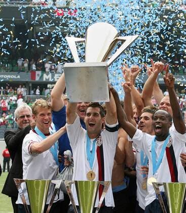 Die USA sind Sieger des Gold Cups 2007 - Carlos Bocanegra (Mitte) präsentiert während der Siegerehrung den Pokal Fußball Länderspiel Herren CONCACAF Gold Cup 2007, Goldcup, Nationalteam, Finale, Endspiel, Vdig Gruppe Chicago Begeisterung, Freude, Fußball Länderspiel Herren CONCACAF Gold Cup 2007, Goldcup, Nationalteam, Finale, Endspiel, Vdig Gruppe Chicago Begeisterung, Freude,