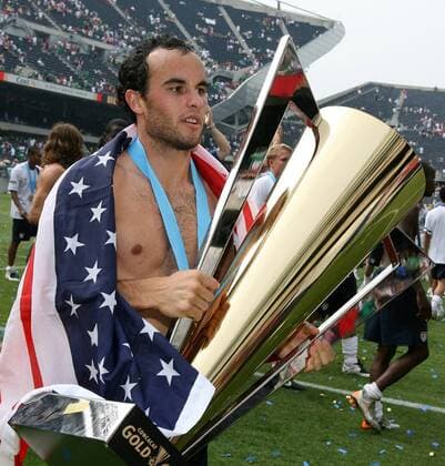 Die USA sind Sieger des Gold Cups 2007 - Landon Donovan (Mitte) jubelt auf der Ehrenrunde mit der Trophäe und der US amerikanischen Nationalfahne Fußball Länderspiel Herren CONCACAF Gold Cup 2007, Goldcup, Nationalteam, Finale, Endspiel, Vdig Einzelbild Chicago Freude, Fußball Länderspiel Herren CONCACAF Gold Cup 2007, Goldcup, Nationalteam, Finale, Endspiel, Vdig Einzelbild Chicago Freude,