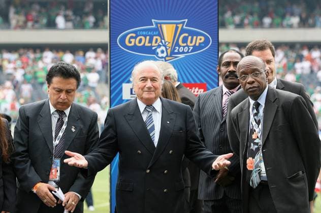 FIFA Präsident Joseph S. Blatter (Schweiz, Mitte) vor dem Finale des Gold Cup 2007 zwischen CONCACAF Präsident und FIFA Vizepräsident Jack Austin Warner (Trinidad und Tobago, re.) und CONCACAF Executive Komitee Mitglied Alfredo Hawit Banegas (Honduras) Fußball Länderspiel Herren CONCACAF Gold Cup 2007, Goldcup, Finale, Endspiel, Vdig Gruppe Chicago Fußball Länderspiel Herren CONCACAF Gold Cup 2007, Goldcup, Finale, Endspiel, Vdig Gruppe Chicago