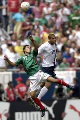 Oguchi Onyewu (USA, re.) gegen Omar Bravo (Mexiko) -  Fußball Länderspiel Herren CONCACAF Gold Cup 2007, Nationalmannschaft, Nationaltrikot, Finale Endspiel Vdig Gruppe Chicago Dynamik, Fußball Länderspiel Herren CONCACAF Gold Cup 2007, Nationalmannschaft, Nationaltrikot, Finale Endspiel Vdig Gruppe Chicago Dynamik,