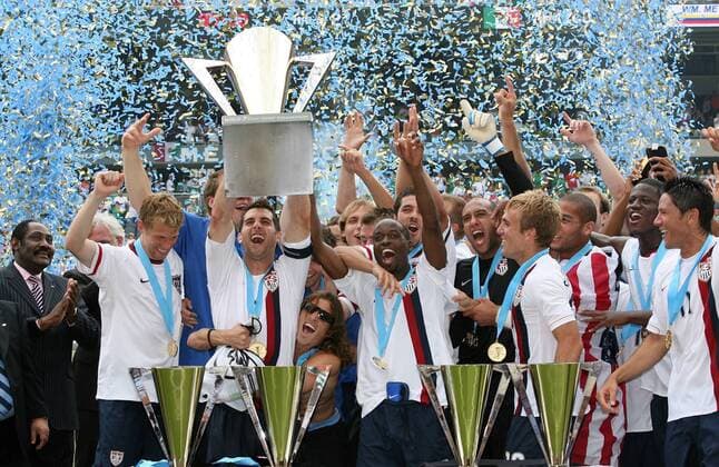 Die USA gewinnen den Gold Cup 2007 - Carlos Bocanegra (3.v.li.) präsentiert während der Siegerehrung die Trophäe Fußball Länderspiel Herren CONCACAF Gold Cup 2007, Goldcup, Finale, Endspiel, Nationalteam, Nationaltrikot, Vdig Gruppe Chicago Begeisterung, Freude, Fußball Länderspiel Herren CONCACAF Gold Cup 2007, Goldcup, Finale, Endspiel, Nationalteam, Nationaltrikot, Vdig Gruppe Chicago Begeisterung, Freude,