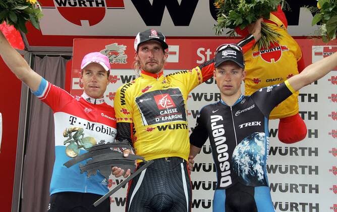 Siegerehrung der Tour de Suisse 2007, v.li.. Zweiter Kim Kirchen Luxemburg t Mobile), Gesamtsieger Vladimir Karpets (Russland Caisse d Epargne) und Dritter Stijn Devolder (Belgien Discovery Channel) Radsport Herren Tour de Suisse 2007, ProTour, Straßenradsport, Straße, Rad, Gruppe 9. Etappe: Bern Radsport Herren Tour de Suisse 2007, ProTour, Straßenradsport, Straße, Rad, Gruppe 9. Etappe: Bern