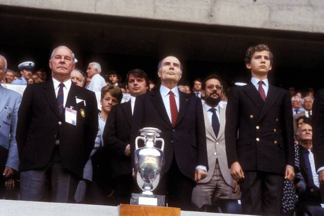 Fußball, EM Finale 1984 in Paris, Frankreich - Spanien Ehrentribüne v.li.: UEFA Präsident Jacques Georges, Präsident Francois Mitterand (beide Frankreich) und Thronfolger Prinz Felipe von Spanien hinter dem Coupe Henri Delaunay Fußball Länderspiel Herren EM 1984, Nationalmannschaft Finale Endspiel Frankreich - Spanien 2:0 Vdia Gruppe Hymne, Nationalhymne Paris Europäischer Fußballverband Fußball Länderspiel Herren EM 1984, Nationalmannschaft Finale Endspiel Frankreich - Spanien 2:0 Vdia Gruppe Hymne, Nationalhymne Paris Europäischer Fußballverband