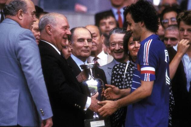 Fußball, EM Finale 1984 in Paris, Frankreich - Spanien Europameister Michel Platini (re.) nimmt Glückwünsche und den Coupe Henri Delaunay auf der Ehrentribüne entgegen v.li.: FFF Präsident Fernand Sastre, UEFA Präsident Jacques Georges und Präsident Francois Mitterand (alle Frankreich) Fußball Länderspiel Herren EM 1984, Nationalmannschaft, Nationaltrikot Finale Endspiel Siegerehrung, Podium, Podest Vdia Gruppe Europameisterschaftspokal Paris Pokal Trophäe Europameisterpokal Europameisterschaftspokal Freude, Fußball Länderspiel Herren EM 1984, Nationalmannschaft, Nationaltrikot Finale Endspiel Siegerehrung, Podium, Podest Vdia Gruppe Europameisterschaftspokal Paris Pokal Trophäe Europameisterpokal Europameisterschaftspokal Freude,