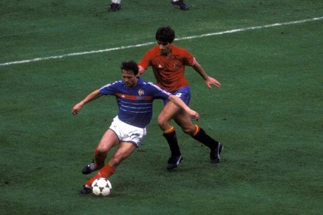 Bernard Lacombe (Frankreich, li.) gegen Salva (Spanien) Fußball Länderspiel Herren EM 1984, Nationalmannschaft, Nationaltrikot Finale Endspiel Frankreich - Spanien 2:0 Vdia Gruppe Paris Dynamik, Fußball Länderspiel Herren EM 1984, Nationalmannschaft, Nationaltrikot Finale Endspiel Frankreich - Spanien 2:0 Vdia Gruppe Paris Dynamik,