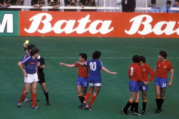 Fußball, EM Finale 1984 in Paris, Frankreich - Spanien FIFA Schiedsrichter Vojtech Christov (CSSR) zückt die gelbe Karte, Juan Antonio Senor (3.v.li.) und Salva (beide Spanien, re.) reklamieren, Michel Platini (Frankreich, 4.v.re.) versucht zu beruhigen Fußball Länderspiel Herren EM 1984, Nationalmannschaft, Nationaltrikot Finale Endspiel Frankreich - Spanien 2:0 Vdia Totale Paris Spannung, Fußball Länderspiel Herren EM 1984, Nationalmannschaft, Nationaltrikot Finale Endspiel Frankreich - Spanien 2:0 Vdia Totale Paris Spannung,