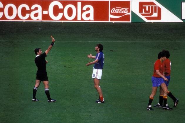Fußball, EM Finale 1984 in Paris, Frankreich - Spanien FIFA Schiedsrichter Vojtech Christov (CSSR) zeigt Yvon Le Roux (Frankreich, 2.v.li.) die rote Karte Fußball Länderspiel Herren EM 1984, Nationalmannschaft, Nationaltrikot Finale Endspiel Frankreich - Spanien 2:0 Vdia Gruppe Paris Spannung, Enttäuschung, Fußball Länderspiel Herren EM 1984, Nationalmannschaft, Nationaltrikot Finale Endspiel Frankreich - Spanien 2:0 Vdia Gruppe Paris Spannung, Enttäuschung,