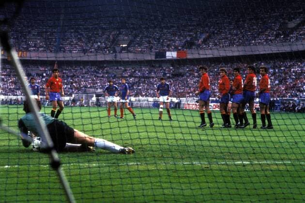Fußball, EM Finale 1984 in Paris, Frankreich - Spanien Freistoß - Torwart Luis Miguel Arconada (Spanien) läßt den Ball von Michel Platini (Frankreich) zum 1:0 unter seinem Körper durchrutschen Fußball Länderspiel Herren EM 1984, Nationalmannschaft, Nationaltrikot Finale Endspiel Frankreich - Spanien 2:0 Vdia Totale Paris Spannung, Fußball Länderspiel Herren EM 1984, Nationalmannschaft, Nationaltrikot Finale Endspiel Frankreich - Spanien 2:0 Vdia Totale Paris Spannung,