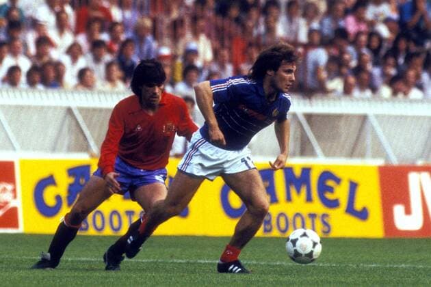 Fußball, EM Finale 1984 in Paris, Frankreich - Spanien Bruno Bellone (Frankreich, re.) gegen Santiago Lugar Urquiaga (Spanien) Fußball Länderspiel Herren EM 1984, Nationalmannschaft, Nationaltrikot Finale Endspiel Frankreich - Spanien 2:0 Vdia Gruppe Paris Dynamik, Fußball Länderspiel Herren EM 1984, Nationalmannschaft, Nationaltrikot Finale Endspiel Frankreich - Spanien 2:0 Vdia Gruppe Paris Dynamik,