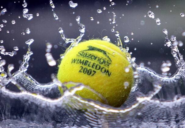 Witterungsbedingt fallen einige Spiele bei den All England Championships 2007 in Wimbledon ins Wasser Tennis Herren All England Championships 2007, Grand Slam, ATP Tour, nass, Nässe, Bodenverhältnisse, Tropfen, Vdig Einzelbild Wimbledon Equipment Tennisball Boden o0 Sportgerät London Witterung, Platzbedingungen o0 Spielgerät Tennis Herren All England Championships 2007, Grand Slam, ATP Tour, nass, Nässe, Bodenverhältnisse, Tropfen, Vdig Einzelbild Wimbledon Equipment Tennisball Boden o0 Sportgerät London Witterung, Platzbedingungen o0 Spielgerät
