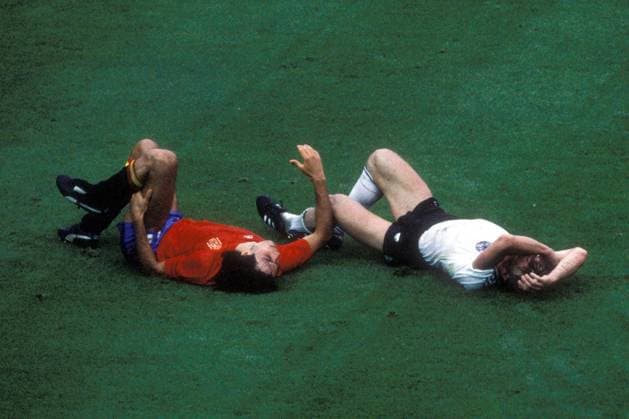 Bernd Förster (BR Deutschland, re.) und Francisco Jose Carrasco (Spanien) verletzt am Boden Fußball Länderspiel Herren EM 1984, Nationalmannschaft, Nationaltrikot Spanien - BRD 1:0 Gruppe 2, Vdia Gruppe Paris Fußball Länderspiel Herren EM 1984, Nationalmannschaft, Nationaltrikot Spanien - BRD 1:0 Gruppe 2, Vdia Gruppe Paris