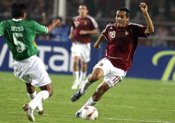 Juan Fernando Arango (Venezuela, re.) gegen Leonel Reyes (Bolivien) - Fußball Länderspiel Herren Copa America 2007, Amerika, Südamerikameisterschaft, Südamerika Meisterschaft, Nationalteam Gruppe Nationaltrikot Venezuela - Bolivien 2:2 San Cristobal Dynamik, Fußball Länderspiel Herren Copa America 2007, Amerika, Südamerikameisterschaft, Südamerika Meisterschaft, Nationalteam Gruppe Nationaltrikot Venezuela - Bolivien 2:2 San Cristobal Dynamik,