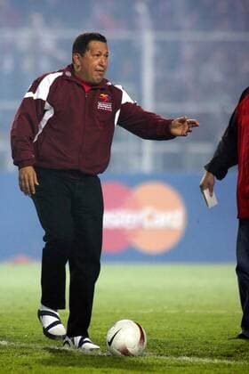 Staatspräsident Hugo Chavez (Venezuela) eröffnet das erste Spiel seines Landes im Rahmen des Copa America 2007 -  Fußball Länderspiel Herren Copa America 2007, Amerika, Südamerikameisterschaft, Südamerika Meisterschaft, Nationalteam Einzelbild San Cristobal Fußball Länderspiel Herren Copa America 2007, Amerika, Südamerikameisterschaft, Südamerika Meisterschaft, Nationalteam Einzelbild San Cristobal