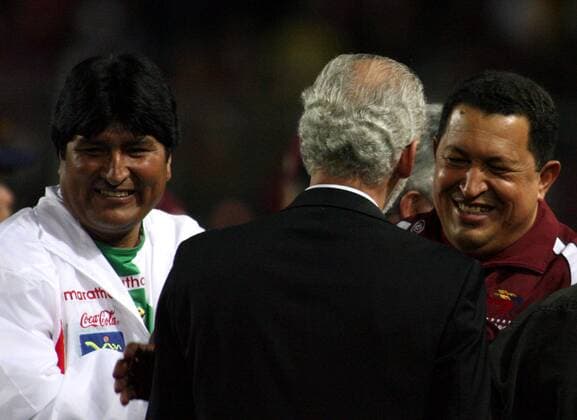 Die Staatspräsidenten Evo Morales (Bolivien) und Hugo Chavez (Venezuela) zum Eröffnungsspiel ihrer Teams im Rahmen des Copa America 2007 -  Fußball Länderspiel Herren Copa America 2007, Amerika, Südamerikameisterschaft, Südamerika Meisterschaft, Nationalteam Gruppe San Cristobal Fußball Länderspiel Herren Copa America 2007, Amerika, Südamerikameisterschaft, Südamerika Meisterschaft, Nationalteam Gruppe San Cristobal