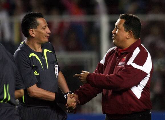 Staatspräsident Hugo Chavez (Venezuela) reicht dem Schiedsrichter zum Eröffnungsspiel seines Landes im Rahmen des Copa America 2007 die Hand -  Fußball Länderspiel Herren Copa America 2007, Amerika, Südamerikameisterschaft, Südamerika Meisterschaft, Nationalteam Gruppe San Cristobal Fußball Länderspiel Herren Copa America 2007, Amerika, Südamerikameisterschaft, Südamerika Meisterschaft, Nationalteam Gruppe San Cristobal
