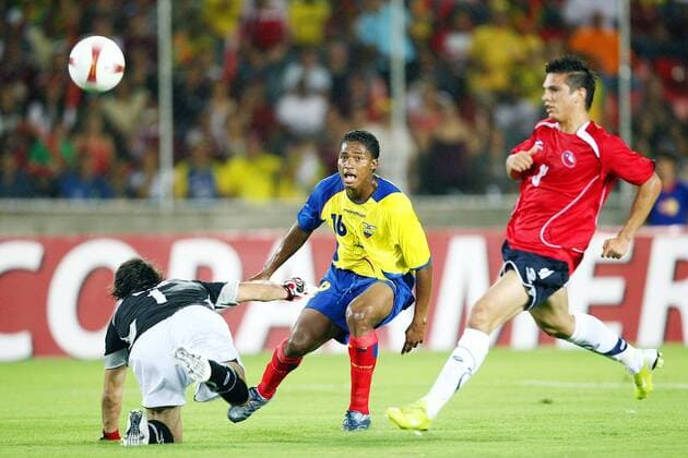Antonio Valencia (Ecuador, Mitte) erzielt das 1:0 gegen Torwart Claudio Andres Bravo (li.) und Mark Gonzalez (beide Chile) Fußball Länderspiel Herren Copa America 2007, Amerika, Südamerikameisterschaft, Südamerika Meisterschaft, Nationalteam Gruppe Puerto Ordaz Fußball Länderspiel Herren Copa America 2007, Amerika, Südamerikameisterschaft, Südamerika Meisterschaft, Nationalteam Gruppe Puerto Ordaz
