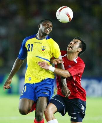 Carlos Tenorio (Ecuador, li.) gegen Jorge Vargas (Chile) Fußball Länderspiel Herren Copa America 2007, Amerika, Südamerikameisterschaft, Südamerika Meisterschaft, Nationalteam Gruppe Puerto Ordaz Fußball Länderspiel Herren Copa America 2007, Amerika, Südamerikameisterschaft, Südamerika Meisterschaft, Nationalteam Gruppe Puerto Ordaz