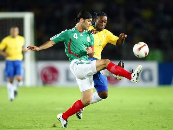 Rafael Marquez (Mexiko, li.) gegen Vagner Love (Brasilien) Fußball Länderspiel Herren Copa America 2007, Amerika, Südamerikameisterschaft, Südamerika Meisterschaft, Nationalteam Gruppe Puerto Ordaz Fußball Länderspiel Herren Copa America 2007, Amerika, Südamerikameisterschaft, Südamerika Meisterschaft, Nationalteam Gruppe Puerto Ordaz