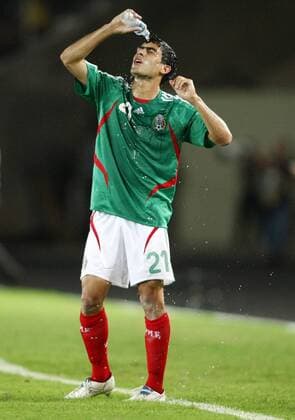 Nery Alberto Castillo (Mexiko) erfrischt sich Fußball Länderspiel Herren Copa America 2007, Amerika, Südamerikameisterschaft, Südamerika Meisterschaft, Nationalteam Einzelbild Puerto Ordaz Fußball Länderspiel Herren Copa America 2007, Amerika, Südamerikameisterschaft, Südamerika Meisterschaft, Nationalteam Einzelbild Puerto Ordaz