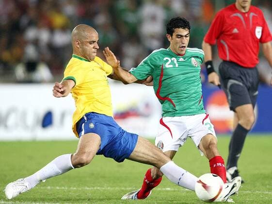 Nery Alberto Castillo (Mexiko, re.) gegen Alex (Brasilien) Fußball Länderspiel Herren Copa America 2007, Amerika, Südamerikameisterschaft, Südamerika Meisterschaft, Nationalteam Gruppe Puerto Ordaz Dynamik, Kampf, Fußball Länderspiel Herren Copa America 2007, Amerika, Südamerikameisterschaft, Südamerika Meisterschaft, Nationalteam Gruppe Puerto Ordaz Dynamik, Kampf,
