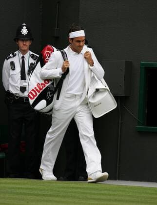 Roger Federer (Schweiz) modisch beim Einmarsch Tennis Herren All England Championships 2007, Grand Slam, ATP Tour Gruppe Wimbledon London Tennis Herren All England Championships 2007, Grand Slam, ATP Tour Gruppe Wimbledon London