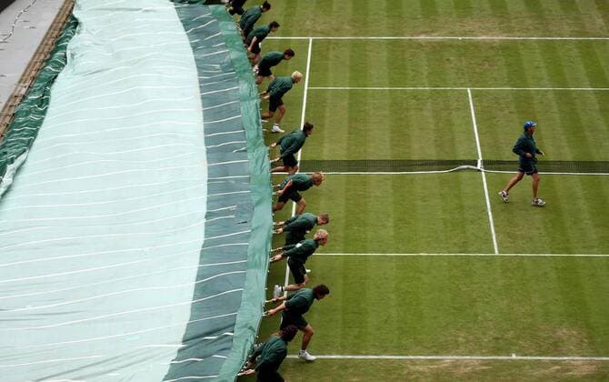 Regenpause bei den French Open 2007 - Helfer ziehen eine Regenplane über den Court Tennis Herren All England Championships 2007, Grand Slam, ATP Tour, o0 Abdeckplane, Abdeckplanen, Totale Wimbledon London Tennis Herren All England Championships 2007, Grand Slam, ATP Tour, o0 Abdeckplane, Abdeckplanen, Totale Wimbledon London